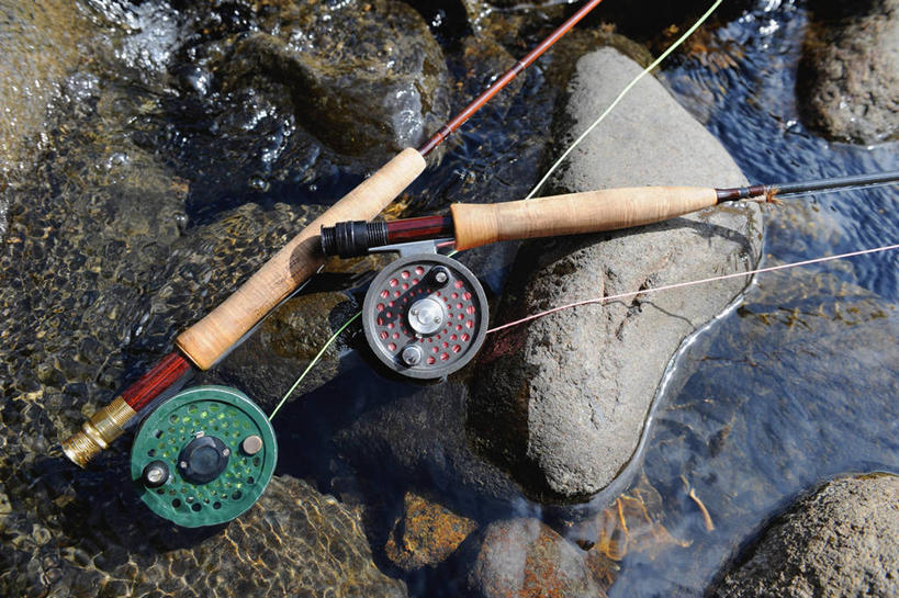 无人,横图,俯视,室外,特写,白天,河流,石头,水,钓鱼竿,阴影,光线,石子,影子,河水,水流,一个,阳光,单个,渔具,鱼线轮,卷线器,钓竿,鱼竿,石块,岩石,彩图,高角度拍摄,钓鱼