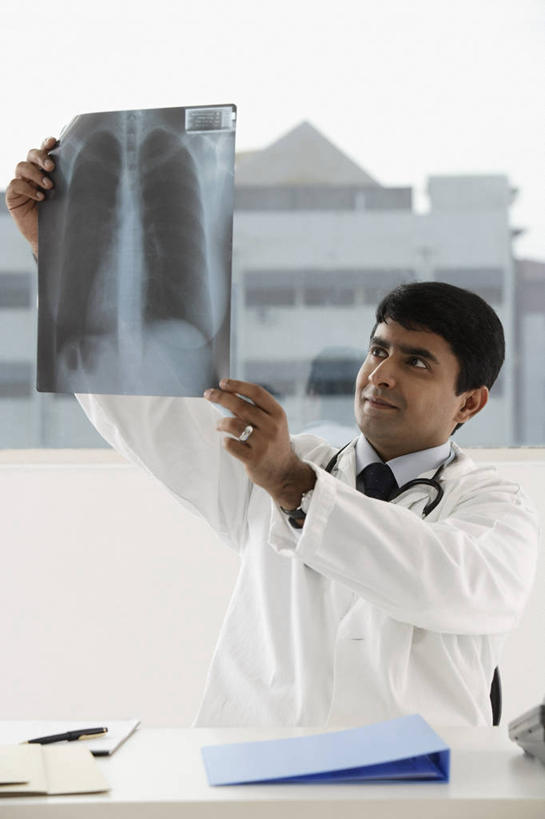 一个人,医生,办公室,医院,坐,举,竖图,x光片,室内,白天,正面,工作服,制服,家具,桌子,亚洲,仅一个男性,仅一个人,仅一个中年男性,握,服装,辐射,科学,医学,材料,档案,文件,纸,办公桌,拿,拿着,注视,衣服,白色,手稿,听诊器,资料,观察,看,托,医护人员,医疗人员,握着,服饰,观看,证明,察看,医疗,医疗设备,科学技术,x射线,衣着,穿着,关注,文档,医疗器械,x光,医疗工具,医疗机构,办公家具,工作制服,衣饰,检测工具,男人,男性,中年男性,亚洲人,印度人,大夫,举起,举手,举着,向上举,向上伸,向上托,坐着,半身,彩图,工作套服,病院,诊所,电磁波,电磁辐射