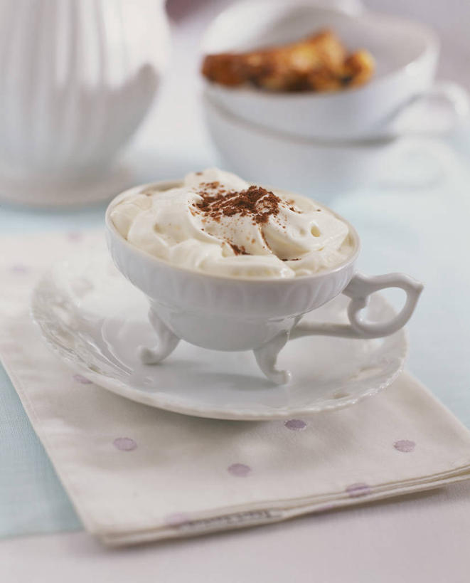 点心,面包,咖啡,无人,竖图,俯视,室内,特写,白天,幸福,餐桌,桌子,餐具,阴影,朦胧,模糊,反射,碟子,盘,影子,食品,面点,娱乐,食物,糕点,饮料,盘子,餐巾,碟,奶油,享受,休闲,温馨,放松,乐趣,餐台,提神,乳制品,舒适,醒脑,软饮料,激凌,克林姆,淇淋,摩卡咖啡,保洁方巾,口布,彩图,高角度拍摄