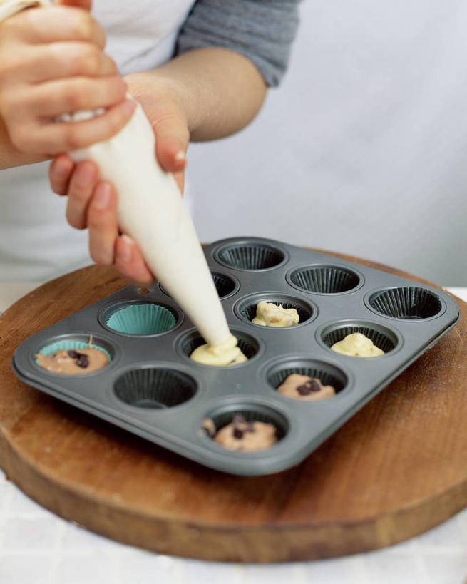 点心,东方人,手,一个人,商店,竖图,室内,特写,白天,正面,下午茶,餐具,袋子,亚洲,双手,仅一个男性,仅一个人,握,制作,服装,装饰,裱花袋,碟子,盘,食品,案板,拿,拿着,休闲装,黄种人,加工,松饼,塑料袋,商铺,砧板,食物,糕点,仅一个年轻男性,衣服,盘子,碟,休闲,手部,休闲服,握着,服饰,面点师,烘焙师,裱花枪,裱花,市肆,商号,面包店,玛芬蛋糕,男人,男性,年轻男性,亚洲人,半身,彩图,店铺