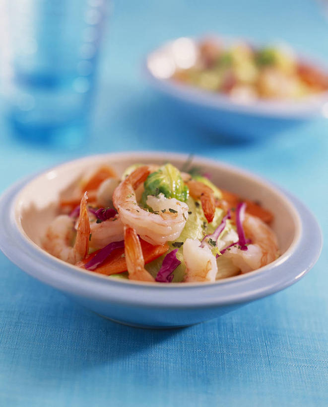 海鲜,无人,竖图,俯视,室内,特写,白天,餐桌,桌子,蔬菜,杯子,阴影,蓝色背景,朦胧,模糊,新鲜,反射,影子,陶瓷,西兰花,生食,虾,沙拉,食品,陶瓷制品,色拉,水产,沙律,玻璃制品,食物,两个,一个,容器,水杯,碗,摄影,有机食品,绿色食品,影棚,单个,餐台,色拉酱,储藏,储存,海产品,千岛酱,甘蓝花,玻璃杯,彩图,高角度拍摄,影棚拍摄,拍摄,海鲜沙拉,绿菜花,绿花菜,青花菜,蔬菜皇冠,贮存