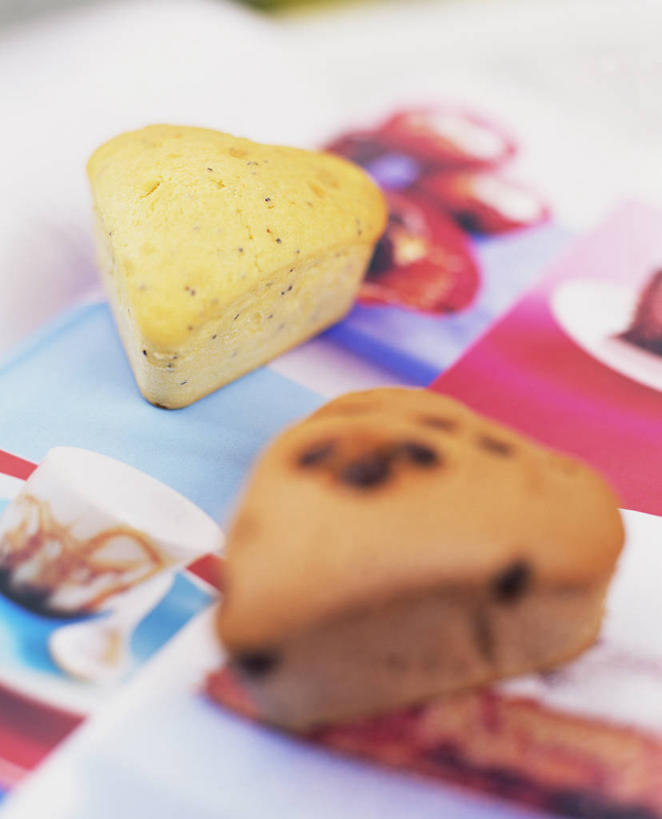 点心,面包,无人,竖图,俯视,室内,特写,白天,阴影,朦胧,模糊,反射,影子,食品,面点,食物,糕点,彩图,高角度拍摄,玉米面包