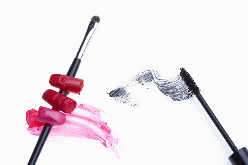 指甲,无人,横图,俯视,室内,特写,白天,白色背景,静物,阴影,装饰,反射,影子,指甲油,红色,唇膏,化妆品,口红,睫毛膏,摄影,影棚,华丽,修饰,点缀,化妆用品,眼妆,衬托,美观,雅致,雅观,睫毛液,唇棒,手指甲,彩图,高角度拍摄,影棚拍摄,拍摄