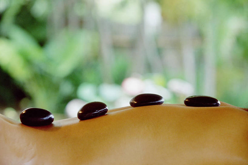 东方人,一个人,横图,室外,特写,白天,侧面,按摩,美容,石头,植物,亚洲,仅一个年轻女性,仅一个女性,仅一个人,一排,护肤,阴影,朦胧,模糊,整齐,光线,石子,影子,黄种人,裸露,树,树木,排列,绿色,黑色,阳光,自然,趴着,四个,保养,享受,休闲,鹅卵石,放松,保健,生长,成长,队列,裸,按摩石,养颜,热石疗法,年轻女性,女人,女性,亚洲人,石块,趴,半身,彩图