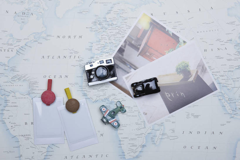 无人,横图,俯视,照片,室内,特写,白天,游戏,海洋,飞机,静物,地图,玩具,相机,世界地图,陆地,交通,玩,娱乐,航空,车,拍照,交通工具,休闲,益智,运输,摄影,国家,影棚,活动,大陆,世界,客机,发泄,消遣,智力,载具,大洋洲,版图,拍立得,立拍得,宣泄,玩具车,相片,照相机,玩耍,嬉戏,彩图,高角度拍摄,影棚拍摄,拍摄,照相,宝丽莱