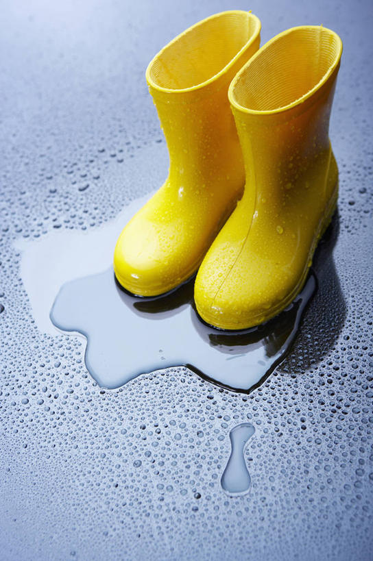 无人,竖图,俯视,室内,特写,白天,水,鞋子,一双,液体,雨鞋,雨靴,水滴,靴子,黄色,摄影,影棚,胶鞋,彩图,高角度拍摄,影棚拍摄,拍摄