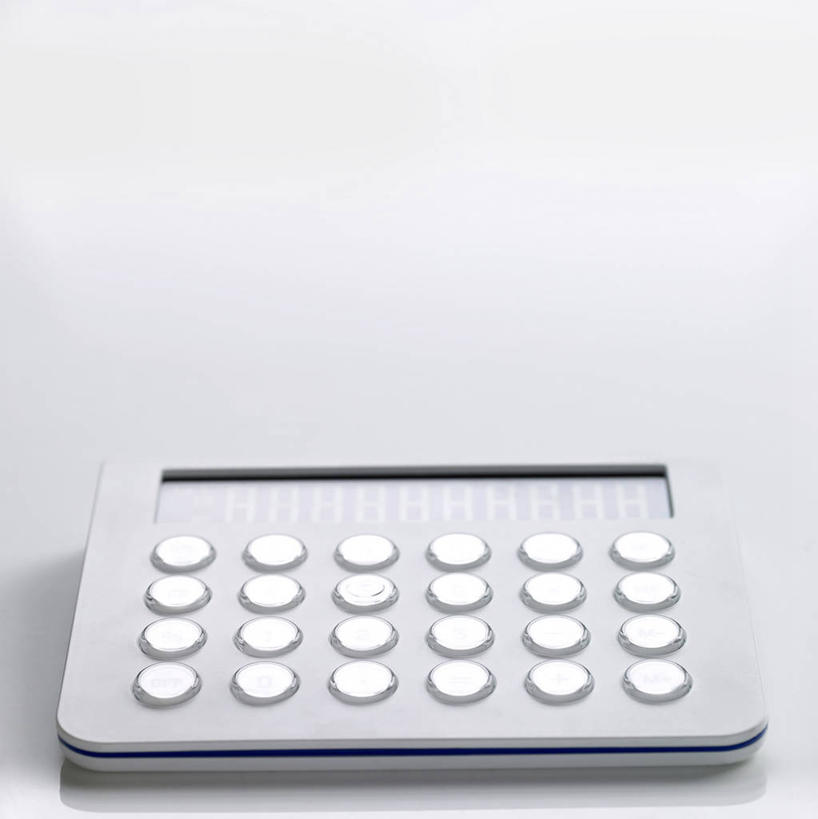 无人,竖图,俯视,室内,特写,白天,白色背景,计算器,静物,阴影,反射,计算,科学,影子,办公用品,一个,理财,财务,摄影,影棚,单个,数学,彩图,高角度拍摄,影棚拍摄,拍摄