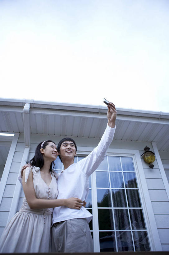 东方人,两个人,家庭,夫妻,家,站,举,抱,笑,微笑,露齿笑,竖图,室外,白天,仰视,西装,爱情,窗户,相机,亚洲,握,阴影,套装,服装,正装,光线,影子,房屋,墙,屋子,云,云朵,浪漫,拿,云彩,拿着,注视,休闲装,职业装,黄种人,楼房,玻璃窗,墙壁,墙面,住宅,拍照,衣服,蓝色,白云,蓝天,天空,阳光,数码相机,天,观察,看,托,站着,休闲,温暖,温馨,一家人,休闲服,恩爱,握着,恋人,摄影,服饰,晴朗,抱着,观看,和睦,察看,搂着,关注,骑马装,男人,男性,年轻男性,年轻女性,女人,女性,亚洲人,年轻人,夫妇,情侣,照相机,晴空,怀抱,举起,举手,举着,搂,搂抱,相抱,向上举,向上伸,向上托,拥抱,站立,半身,彩图,低角度拍摄,照相,房子,马术服,骑马服,伴侣,融洽