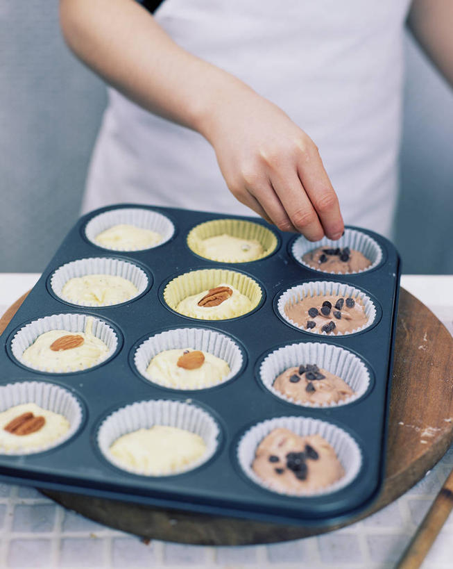 点心,东方人,手,一个人,商店,竖图,俯视,室内,特写,白天,下午茶,餐具,亚洲,仅一个年轻女性,仅一个女性,仅一个人,一排,许多,握,整齐,并列,并排,碟子,盘,围裙,食品,案板,很多,拿,拿着,黄种人,松饼,商铺,砧板,食物,糕点,排列,盘子,碟,手部,握着,单手,队列,面点师,平行,烘焙师,市肆,商号,面包店,玛芬蛋糕,年轻女性,女人,女性,亚洲人,半身,彩图,高角度拍摄,店铺
