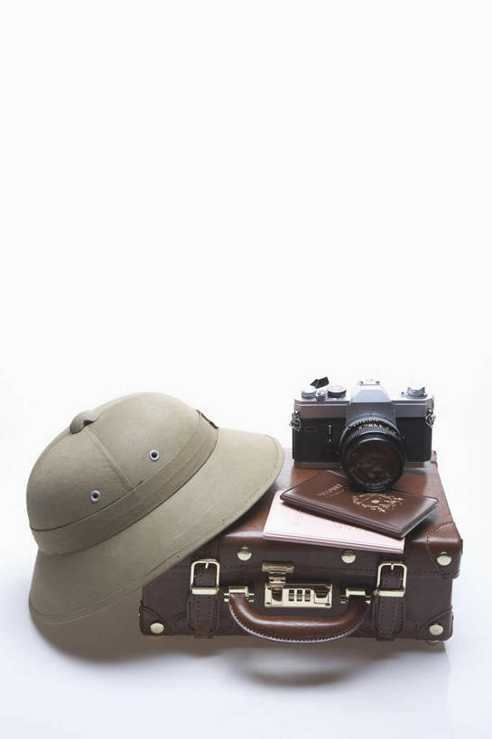 无人,竖图,俯视,室内,特写,白天,白色背景,静物,帽子,手提箱,相机,阴影,反射,旅行箱,影子,拍照,本子,容器,数码相机,行李箱,遮阳帽,箱子,单反,摄影,影棚,单反相机,储藏,出差,护照,证明,通行,储存,身份,一部,照相机,彩图,高角度拍摄,影棚拍摄,旅行,拍摄,照相,贮存