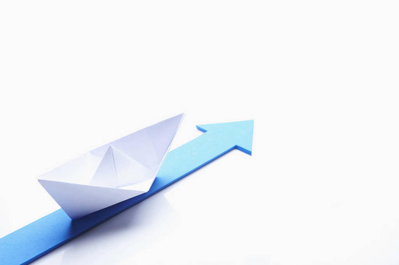 无人,横图,俯视,室内,特写,白天,白色背景,船,静物,一艘,阴影,艺术,反射,影子,折纸,纸艺,手工艺品,方向,文化,箭头,蓝色,白色,纸制品,工艺品,摄影,影棚,高雅,指向,纸船,簇,工艺折纸,自信心,品位,彩图,高角度拍摄,影棚拍摄,拍摄