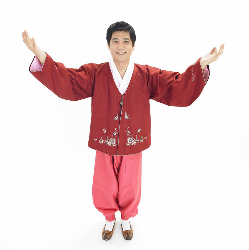 东方人,一个人,站,举,伸展双臂,笑,微笑,露齿笑,竖图,俯视,室内,白天,白色背景,民族服装,亚洲,仅一个男性,仅一个人,注视,黄种人,仅一个年轻男性,红色,观察,看,托,站着,摄影,服饰,影棚,观看,察看,关注,朝鲜服,男人,男性,年轻男性,亚洲人,敞开双臂,举起,举手,举着,伸开双臂,向上举,向上伸,向上托,展开双肩,站立,张开手臂,张开双臂,彩图,高角度拍摄,全身,影棚拍摄,传统服装,民俗服,拍摄,韩服