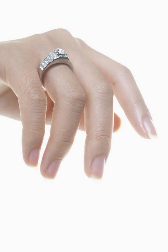 东方人,手,一个人,竖图,室内,特写,白天,白色背景,正面,爱情,奢侈,珠宝,亚洲,仅一个年轻女性,仅一个女性,仅一个人,矿石,一枚,浪漫,黄种人,钻戒,钻石,装饰品,戒指,饰品,首饰,手部,恩爱,摄影,影棚,单手,金刚石,昂贵,坚硬,信物,贵重,宝石,权利,坚定,信念,手饰,约定,宝贵,年轻女性,女人,女性,亚洲人,半身,彩图,影棚拍摄,拍摄