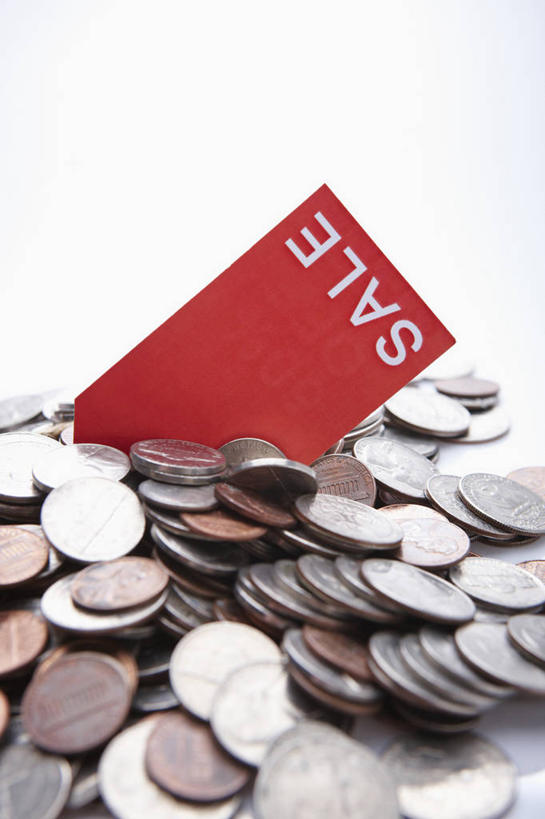 无人,竖图,俯视,室内,特写,白天,白色背景,钱,静物,一堆,许多,阴影,堆叠,堆积,反射,英文,标志,钱币,文字,影子,字符,字母,很多,标识,金融,摄影,影棚,经济,堆,英文字母,出售,流通,贸易,货币,现金,硬币,彩图,高角度拍摄,影棚拍摄,拍摄