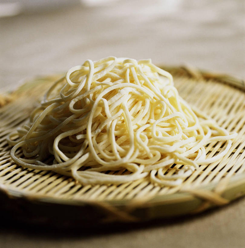 面食,面条,意大利面,无人,竖图,俯视,室内,特写,白天,西餐,餐桌,桌子,餐具,一堆,许多,阴影,堆叠,堆积,朦胧,模糊,反射,碟子,盘,影子,面,料理,食品,很多,食物,一个,盘子,碟,西式,单个,餐台,堆,意粉,意面,彩图,高角度拍摄