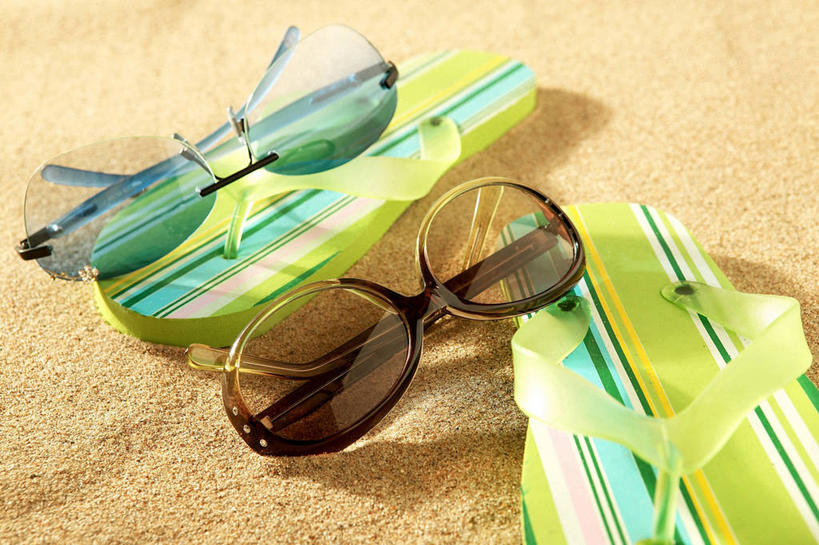 无人,横图,俯视,室外,特写,白天,凉鞋,沙滩,静物,鞋子,一双,阴影,光线,墨镜,沙子,眼镜,影子,海岸,沙地,阳光,太阳镜,太阳眼镜,遮阳镜,两副,海滩,彩图,高角度拍摄,夹趾拖鞋,人字拖,人字拖鞋