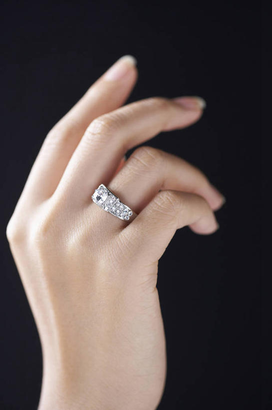 东方人,手,一个人,竖图,室内,特写,白天,正面,爱情,奢侈,珠宝,亚洲,仅一个年轻女性,仅一个女性,仅一个人,黑色背景,矿石,一枚,浪漫,黄种人,钻戒,钻石,装饰品,戒指,饰品,首饰,手部,恩爱,摄影,影棚,单手,金刚石,昂贵,坚硬,信物,贵重,宝石,权利,坚定,信念,手饰,约定,宝贵,年轻女性,女人,女性,亚洲人,半身,彩图,影棚拍摄,拍摄