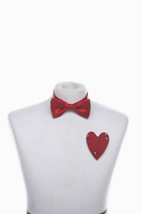 无人,竖图,室内,特写,白天,白色背景,正面,爱情,静物,爱心,领结,人造模特,浪漫,红色,温暖,温馨,心形,恩爱,摄影,影棚,道具,和睦,象征,庄重,身份,模特道具,时装道具,正式,地位,心型,彩图,影棚拍摄,拍摄,包布模特,服装立裁人台,人台,试衣模特,试衣人台,融洽