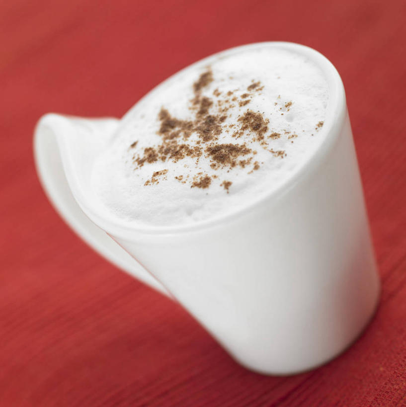 咖啡,无人,竖图,俯视,室内,特写,白天,幸福,杯子,阴影,红色背景,反射,瓷器,影子,卡布奇诺,咖啡杯,陶瓷制品,一杯,娱乐,饮料,一个,白色,享受,休闲,温馨,放松,乐趣,摄影,影棚,单个,提神,舒适,瓷杯,醒脑,软饮料,卡布奇诺咖啡,卡布基诺,彩图,高角度拍摄,影棚拍摄,拍摄,卡布基诺咖啡