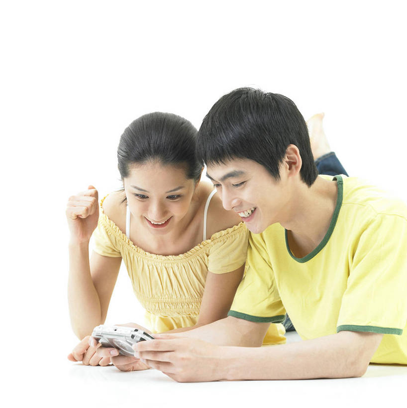 东方人,两个人,坐,笑,微笑,露齿笑,竖图,室内,白天,白色背景,正面,爱情,游戏,科技,亚洲,握,阴影,服装,反射,影子,浪漫,玩,注视,休闲装,黄种人,娱乐,一个,衣服,黄色,低头,观察,看,休闲,温暖,温馨,休闲服,恩爱,握着,恋人,摄影,服饰,游戏机,影棚,单个,观看,活动,和睦,察看,掌上游戏机,发泄,关注,消遣,智力,便携式游戏机,手提游戏机,宣泄,男人,男性,年轻男性,年轻女性,女人,女性,亚洲人,情侣,玩耍,嬉戏,坐着,半身,彩图,影棚拍摄,拍摄,psp掌机,伴侣,融洽