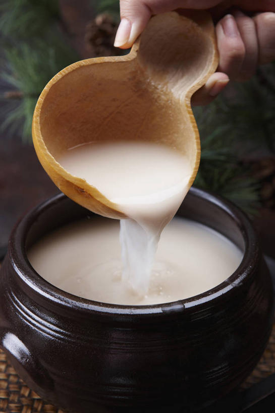 东方人,手,一个人,竖图,室内,特写,白天,正面,烹饪,厨具,亚洲,仅一个年轻女性,仅一个女性,仅一个人,握,阴影,朦胧,模糊,反射,木制,炖锅,锅子,影子,勺子,陶瓷,陶瓷制品,酒类,米酒,黄种人,锅,酒,饮料,木制品,调羹,汤匙,手部,握着,锅具,单手,烹饪用具,江米酒,醪糟,糯米酒,年轻女性,女人,女性,亚洲人,烹调用具,烹调,半身,彩图