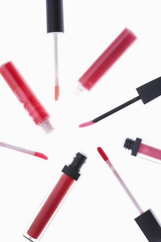 无人,竖图,室内,特写,白天,白色背景,正面,静物,许多,很多,唇刷,排列,粉色,唇彩,化妆刷,瓶子,刷子,塑料制品,塑料瓶,摄影,影棚,美容工具,彩妆刷,化妆工具,摆列,彩图,影棚拍摄,拍摄,布列,分列