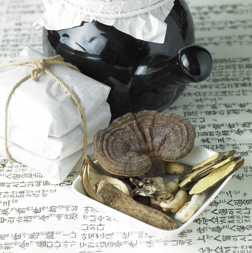 无人,竖图,俯视,室内,特写,白天,植物,餐桌,桌子,灵芝,一堆,许多,阴影,堆叠,堆积,反射,标志,文字,影子,字符,陶瓷,字母,菌菇,草药,药草,陶瓷制品,很多,菌类,标识,中药,容器,餐台,储藏,堆,甘草,真菌,储存,药材,中草药,中药材,本草,药用菌,韩语,生甘草,神芝,灵芝草,彩图,高角度拍摄,朝鲜语,韩国语,菌灵芝,贮存