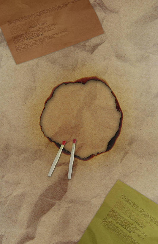 无人,竖图,俯视,室内,特写,白天,静物,火柴,纸,稿纸,信纸,纸张,两个,便签纸,洋火,火柴梗,取火工具,彩图,高角度拍摄,速写纸,文稿纸,演算纸