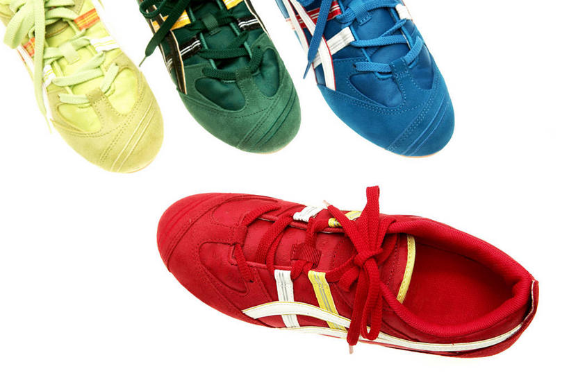 无人,横图,俯视,室内,特写,白天,白色背景,运动鞋,静物,鞋子,四只,环绕,缠绕,鞋带,黄色,红色,蓝色,绿色,摄影,影棚,休闲鞋,纠缠,彩图,高角度拍摄,影棚拍摄,拍摄