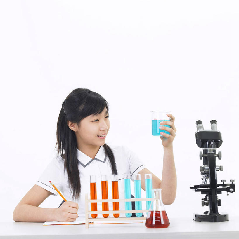 东方人,一个人,学生,坐,笑,微笑,竖图,室内,白天,白色背景,正面,制服,实验,仪器,桌面,桌子,杯子,书籍,亚洲,仅一个年轻女性,仅一个女性,仅一个人,握,阴影,服装,检查,研究,透明,反射,分析,科学,化学,测试,笔,烧杯,试管,试管架,显微镜,液体,影子,办公用品,注视,黄种人,架子,玻璃制品,文具,玻璃瓶,瓶子,铅笔,学习用品,书本,观察,看,校服,器皿,清晰,探索,握着,摄影,影棚,放大,观看,仔细,文具用品,透镜,察看,凸透镜,聚焦,关注,计量,学生服,玻璃仪器,试验耗材,实验用品,光学,清楚,年轻女性,女人,女性,亚洲人,玻璃杯,书,图书,坐着,半身,彩图,影棚拍摄,拍摄