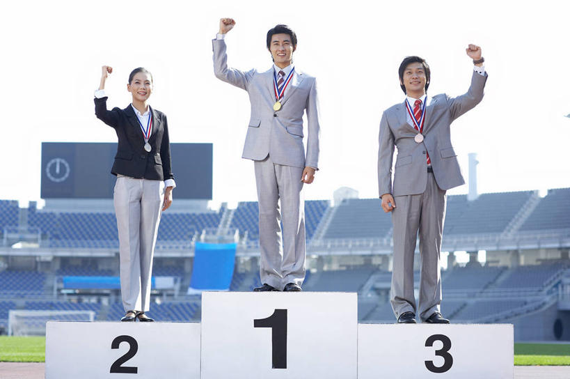 东方人,三个人,同事,商务人士,商务男性,商务女性,体育馆,运动场,站,举,笑,微笑,露齿笑,横图,室外,白天,正面,衬衫,成功,胜利,合作,团队,集体,信心,亚洲,握,阴影,套装,光线,标志,数字,文字,影子,字符,领带,注视,黄种人,标识,体育场,队伍,蓝色,蓝天,天空,阳光,天,观察,看,托,握拳,站着,光彩,握着,阿拉伯数字,晴朗,观看,察看,领导,颁奖台,象征,庄重,成就,关注,奖牌,金牌,商务装,身份,荣誉,合伙,领袖,奖品,工薪阶层,万里无云,运动馆,正式,地位,荣耀,光荣,男人,男性,年轻男性,年轻女性,女人,女性,亚洲人,白领,上班族,晴空,晴空万里,举起,举手,举着,向上举,向上伸,向上托,站立,彩图,全身,衬衣