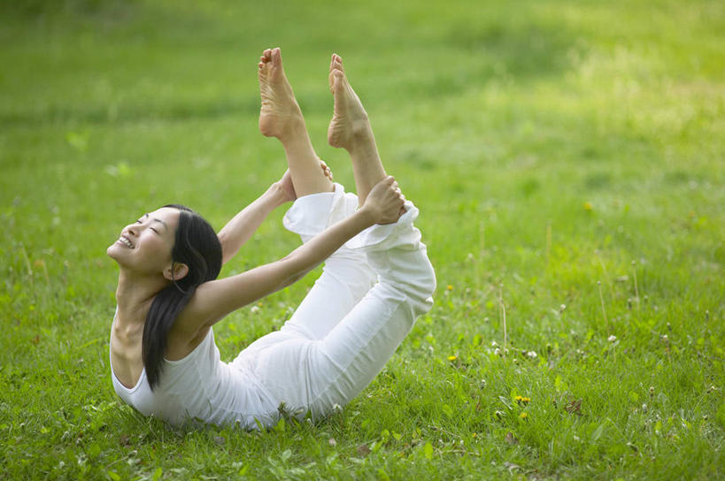 东方人,一个人,闭眼,横图,室外,白天,侧面,锻炼,瑜伽,运动,吊带,亚洲,仅一个年轻女性,仅一个女性,仅一个人,握,阴影,服装,朦胧,模糊,光线,影子,抬腿,吊带衫,黄种人,光脚,衣服,阳光,趴着,赤脚,握着,养生,服饰,衣着,穿着,眼镜蛇式,衣饰,体育,年轻女性,女人,女性,亚洲人,闭眼睛,闭着眼,闭着眼睛,趴,抬头,仰头,彩图,全身,健身