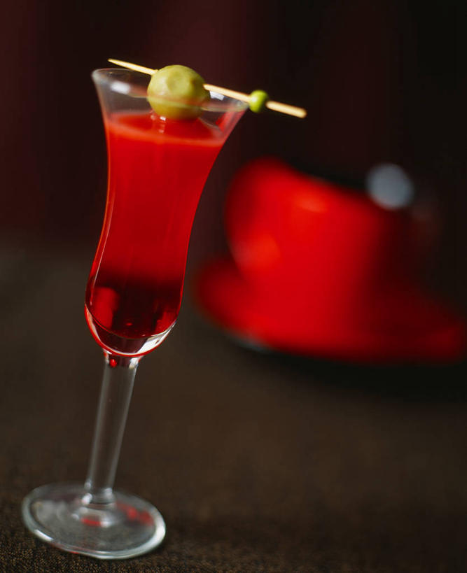 无人,竖图,俯视,室内,特写,白天,餐桌,桌子,橄榄,杯子,水果,阴影,朦胧,模糊,新鲜,反射,高脚杯,影子,生食,食品,果实,酒类,文化,竹签,玻璃制品,酒,食物,饮料,酒杯,鸡尾酒,调酒,有机食品,绿色食品,餐台,创造,想象,墨西哥日出,取食签,鸡尾酒杯,龙舌兰日出,玻璃杯,青果,白榄,彩图,高角度拍摄