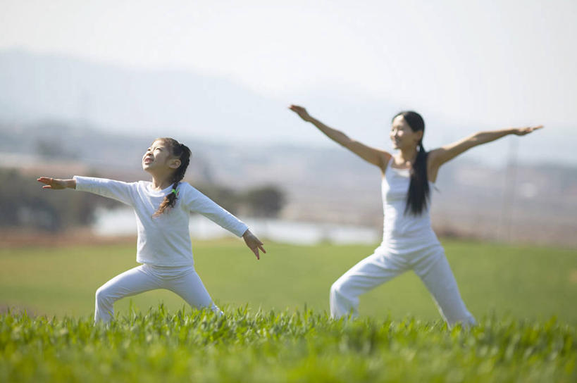 东方人,儿童,两个人,家庭,母亲,女儿,家,站,伸展双臂,横图,室外,白天,正面,锻炼,瑜伽,纯洁,运动,草地,草坪,植物,亚洲,阴影,服装,朦胧,模糊,光线,背心,影子,房屋,屋子,公寓,注视,黄种人,洋房,楼房,住宅,草,小孩,衣服,蓝色,绿色,蓝天,天空,阳光,天,观察,看,站着,温暖,温馨,母女,一家人,可爱,母爱,童年,童趣,养生,服饰,晴朗,观看,张开双腿,和睦,察看,衣着,穿着,关注,童真,烂漫,无邪,万里无云,衣饰,展开双腿,体育,天真,年轻女性,女孩,女人,女性,亚洲人,孩子,年轻人,晴空,晴空万里,敞开双臂,伸开双臂,展开双肩,站立,张开手臂,张开双臂,彩图,全身,健身,房子,勇士二式,勇士式,融洽,女生,伸展双腿