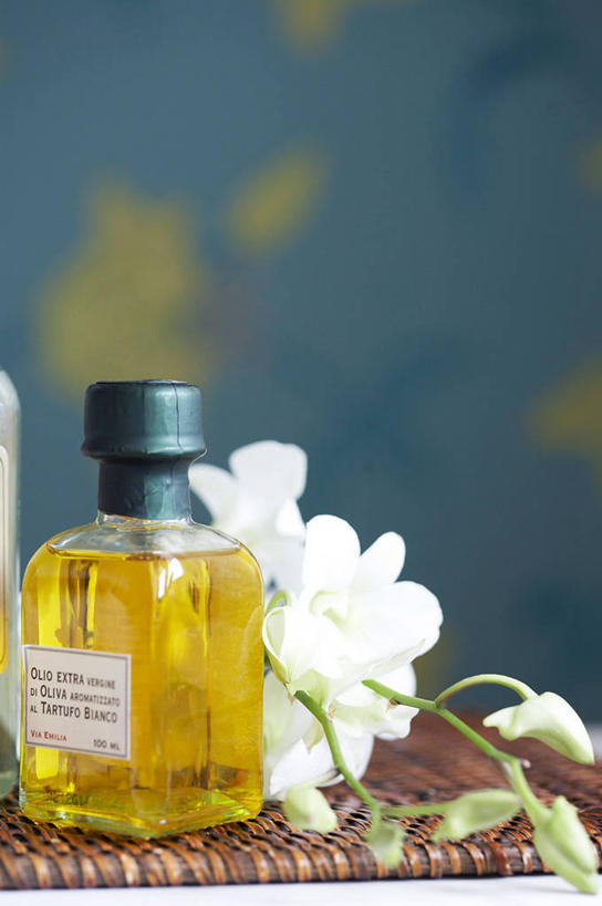 无人,竖图,俯视,室内,特写,白天,桌子,阴影,朦胧,模糊,盛开,反射,罐子,影子,花蕾,书桌,玻璃制品,花,花瓣,花朵,鲜花,白色,玻璃瓶,精油,课桌,瓶子,花苞,花蕊,芳香植物,芳香油,挥发油,香精油,彩图,高角度拍摄