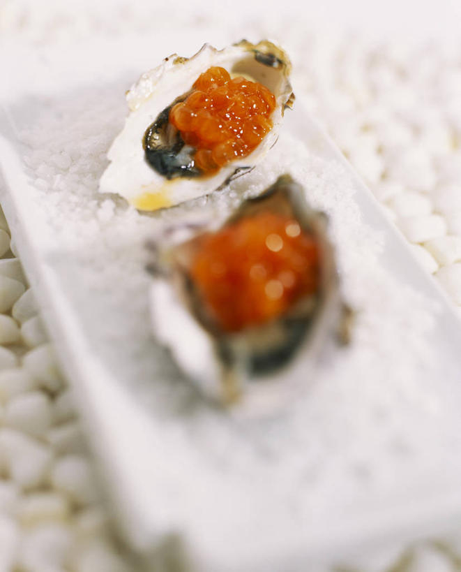 海鲜,无人,竖图,俯视,室内,特写,白天,餐具,阴影,朦胧,模糊,反射,碟子,盘,影子,牡蛎,水产,海洋生物,两个,盘子,碟,生蚝,水生动物,海产品,水生物,海底动物,彩图,高角度拍摄