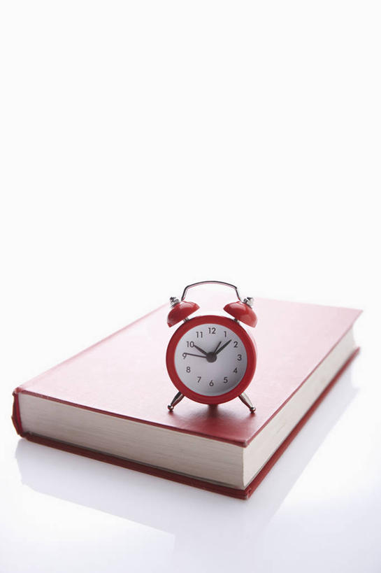 无人,竖图,俯视,室内,特写,白天,白色背景,静物,书籍,闹钟,一本,阴影,时间,反射,时钟,影子,计时,一个,书本,钟表,表,摄影,影棚,单个,书,图书,钟,彩图,高角度拍摄,影棚拍摄,拍摄