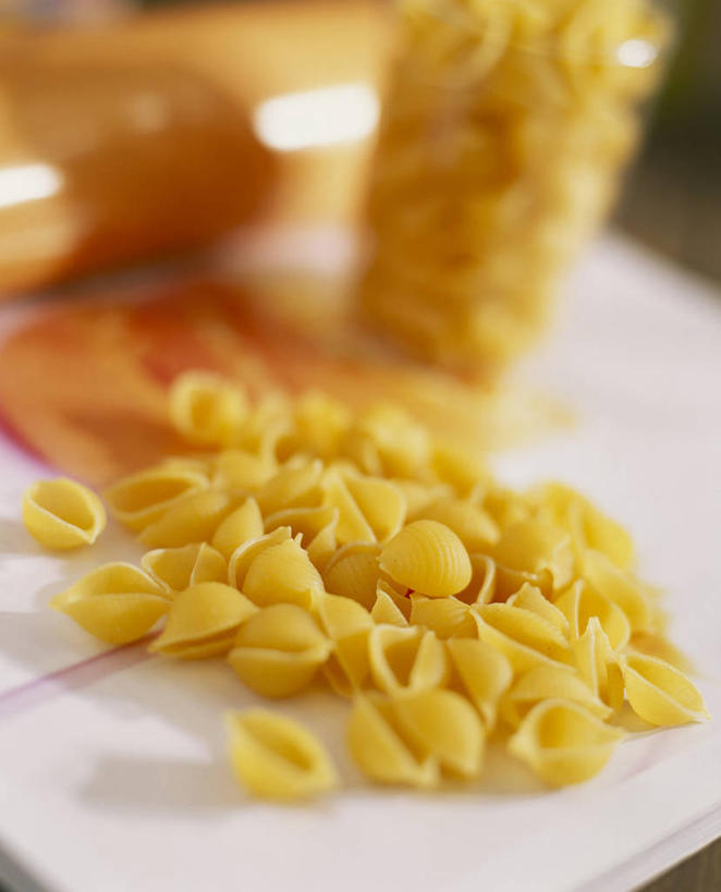 面食,面条,意大利面,无人,竖图,俯视,室内,特写,白天,西餐,餐桌,桌子,杯子,阴影,朦胧,模糊,反射,影子,面,料理,食品,一杯,玻璃制品,食物,水杯,西式,餐台,贝壳面,意粉,意面,玻璃杯,彩图,高角度拍摄