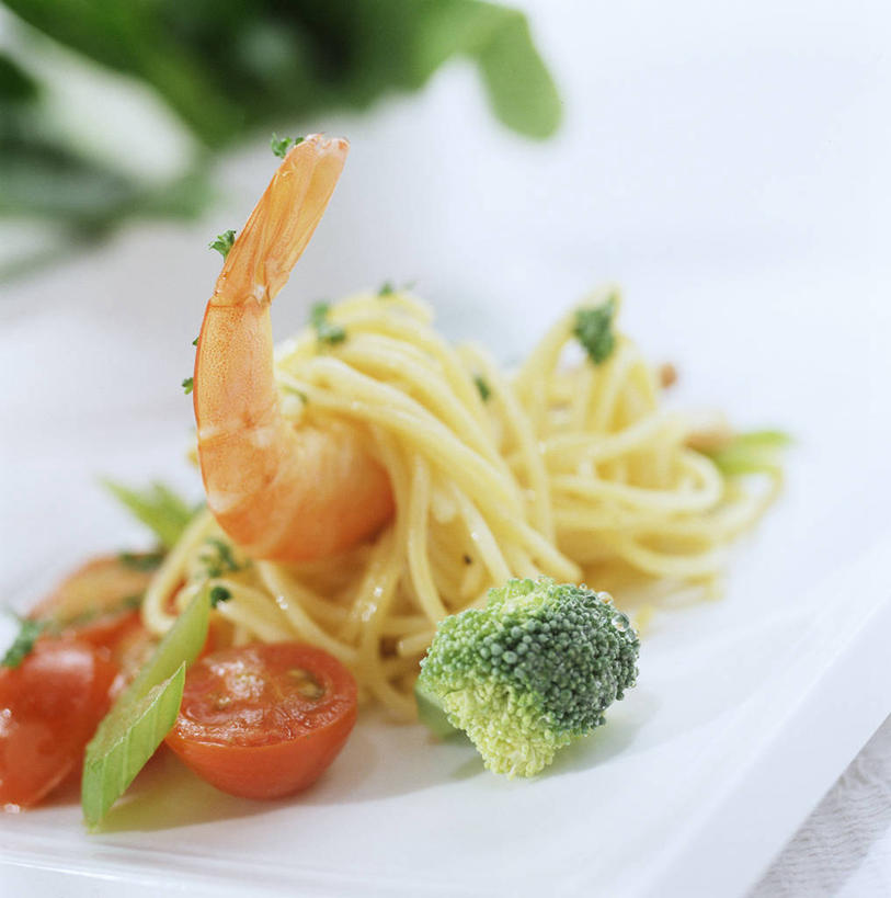 面食,面条,意大利面,无人,竖图,俯视,室内,特写,白天,西餐,蔬菜,西红柿,小番茄,餐具,阴影,朦胧,模糊,新鲜,反射,碟子,盘,影子,西兰花,面,虾,料理,食品,大虾,食物,盘子,碟,西式,有机食品,绿色食品,对虾,意粉,斑节虾,意面,东方对虾,中国对虾,甘蓝花,小西红柿,樱桃小番茄,珍珠小番茄,樱桃番茄,圣女果,番茄,彩图,高角度拍摄,绿菜花,绿花菜,青花菜,蔬菜皇冠