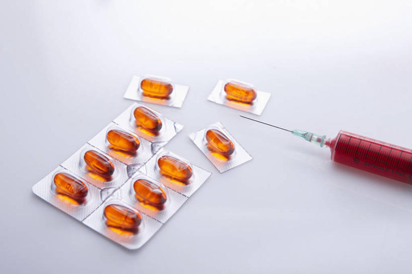 无人,横图,俯视,室内,特写,白天,白色背景,安全,静物,阴影,反射,药剂,影子,塑料,防护,胶囊,盒子,一个,包装盒,容器,塑料制品,药品,针管,针筒,治疗,注射,摄影,影棚,单个,储藏,保护,药物,医疗,医疗设备,注射器,储存,保险,预防,平安,彩图,高角度拍摄,影棚拍摄,拍摄,吸塑包装盒,贮存