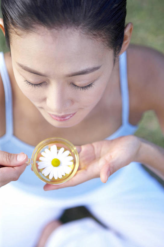 东方人,脸,头,脸颊,手,一个人,坐,闭眼,笑,盘腿,微笑,竖图,俯视,室外,特写,白天,快乐,幸福,草地,草坪,植物,茶,杯子,吊带,玻璃,亚洲,双手,仅一个年轻女性,仅一个女性,仅一个人,握,阴影,服装,朦胧,模糊,盛开,光线,影子,茶叶,玛格丽特,饮品,拿,花蕾,拿着,吊带衫,黄种人,娱乐,闻,玻璃制品,草,雏菊,花,花瓣,花朵,鲜花,一朵,一个,衣服,绿色,阳光,水杯,花茶,花苞,花蕊,享受,休闲,温馨,手部,菊花,放松,活力,乐趣,握着,保健,养生,服饰,单个,希望,花草茶,嗅,舒适,坚强,衣着,穿着,和平,离别,延命菊,幸福花,春菊,马兰头花,香花茶,香片,熏花茶,暗恋,纯情,单恋,衣饰,天真,年轻女性,女人,女性,亚洲人,头部,脸部,脸蛋,面部,茶杯,闭眼睛,闭着眼,闭着眼睛,盘腿而坐,盘膝,盘着腿的,盘着腿坐,双腿交叉,坐着,半身,彩图,高角度拍摄,愉快