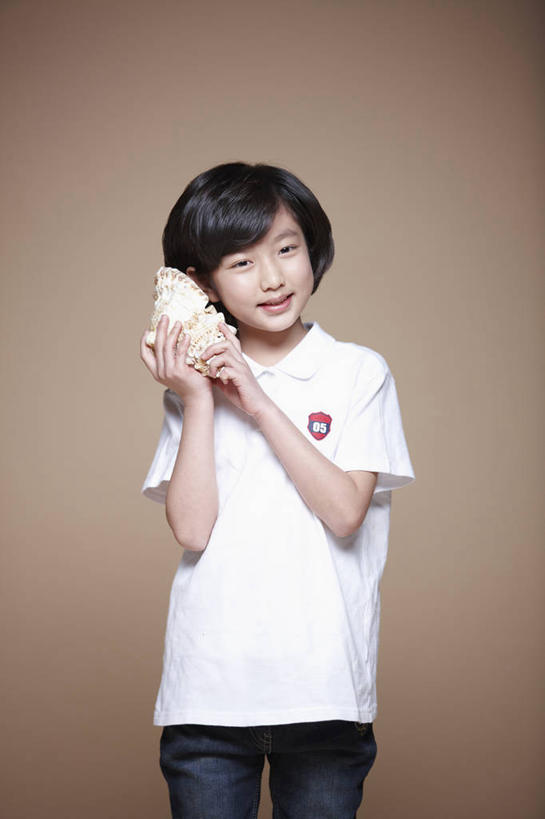 东方人,儿童,一个人,站,笑,微笑,露齿笑,竖图,室内,白天,正面,纯洁,贝壳,亚洲,仅一个女性,仅一个人,握,服装,裤子,拿,听,拿着,注视,牛仔裤,休闲装,黄种人,一个,小孩,衣服,观察,看,站着,仅一个小孩,休闲,休闲服,可爱,童年,童趣,握着,摄影,服饰,影棚,单个,观看,察看,关注,童真,烂漫,无邪,天真,女孩,女人,女性,亚洲人,孩子,贝类外壳,海螺壳,软体动物外壳,站立,半身,彩图,影棚拍摄,拍摄,女生