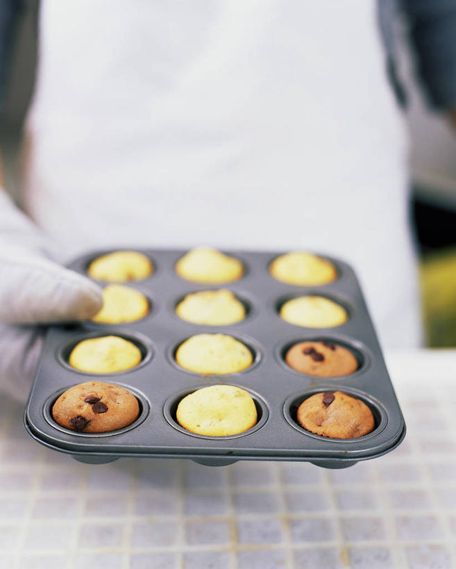 点心,东方人,手,一个人,商店,竖图,室内,特写,白天,正面,工作服,制服,下午茶,餐具,亚洲,仅一个年轻女性,仅一个女性,仅一个人,一排,许多,握,朦胧,模糊,整齐,并列,并排,碟子,盘,围裙,食品,很多,拿,拿着,黄种人,松饼,商铺,食物,糕点,排列,盘子,碟,手部,握着,单手,队列,面点师,平行,烘焙师,市肆,商号,工作制服,面包店,玛芬蛋糕,年轻女性,女人,女性,亚洲人,半身,彩图,工作套服,店铺