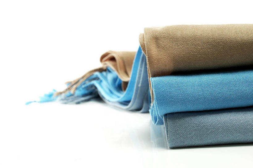 无人,横图,室内,特写,白天,白色背景,正面,静物,一堆,阴影,堆叠,堆积,装饰,反射,影子,褐色,蓝色,灰色,围巾,温暖,摄影,影棚,围脖,堆,保暖,华丽,点缀,御寒,衬托,美观,雅致,雅观,彩图,影棚拍摄,拍摄