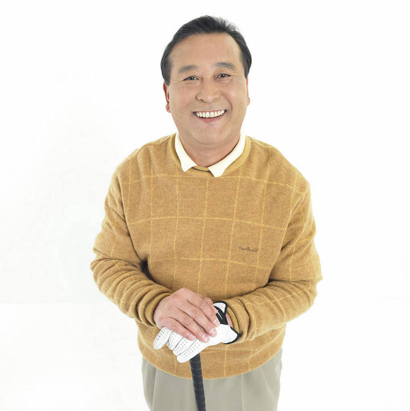 东方人,一个人,站,笑,微笑,露齿笑,竖图,俯视,室内,白天,白色背景,安全,亚洲,仅一个男性,仅一个人,服装,防护,注视,休闲装,黄种人,衣服,手套,观察,看,站着,仅一个老年男性,休闲,休闲服,摄影,服饰,影棚,观看,保护,察看,关注,保险,保全,周全,安稳,安定,防护手套,平安,老年男性,男人,男性,亚洲人,抬头,仰头,站立,半身,彩图,高角度拍摄,影棚拍摄,拍摄,高尔夫手套