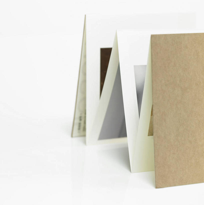 无人,竖图,照片,室内,特写,白天,白色背景,正面,静物,书籍,阴影,反射,相册,影子,记事本,本子,笔记本,摄影,影棚,影集,书,相片,彩图,影棚拍摄,拍摄,照相,照片集,照片书