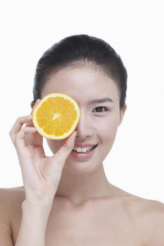 东方人,脸,头,脸颊,手,一个人,笑,微笑,露齿笑,竖图,室内,特写,白天,白色背景,正面,水果,亚洲,仅一个年轻女性,仅一个女性,仅一个人,切开,握,新鲜,生食,食品,果实,半个,拿,拿着,注视,黄种人,裸露,肩膀,食物,黄色,观察,看,切,一半,手部,握着,遮,遮掩,摄影,有机食品,绿色食品,影棚,观看,单手,察看,掩盖,遮挡,甜橙,关注,裸,剖面,切面,遮盖,掩饰,年轻女性,女人,女性,亚洲人,头部,脸部,脸蛋,面部,橙子,橙,半身,彩图,影棚拍摄,拍摄,鹄壳,黄橙,黄果,金橙,金环,金球,糖橙
