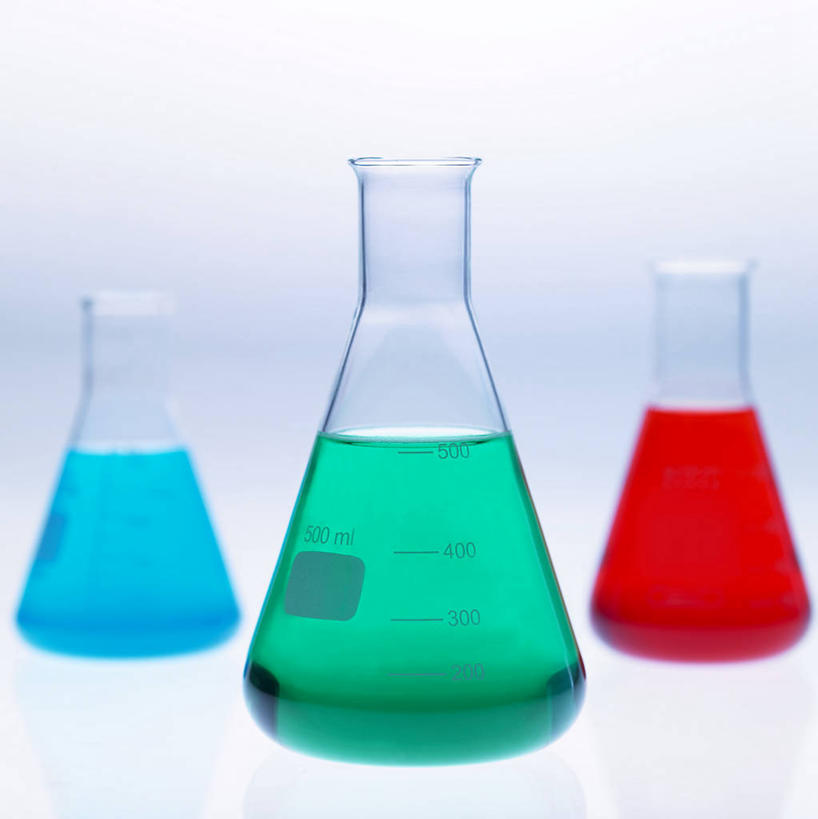 无人,竖图,室内,特写,白天,白色背景,正面,实验,仪器,阴影,研究,透明,反射,分析,化学,测试,烧瓶,液体,影子,锥形瓶,玻璃制品,三个,红色,蓝色,绿色,玻璃瓶,瓶子,器皿,摄影,影棚,玻璃仪器,试验耗材,实验用品,三角烧瓶,依氏烧瓶,锥形烧瓶,彩图,影棚拍摄,拍摄
