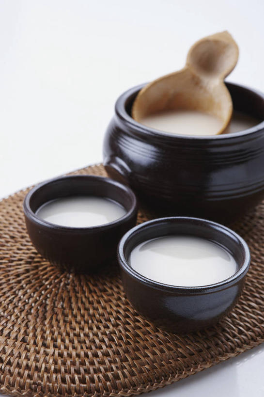 无人,竖图,俯视,室内,特写,白天,白色背景,餐桌,桌子,阴影,反射,木制,影子,勺子,陶瓷,陶瓷制品,酒类,米酒,酒,饮料,三个,木制品,容器,调羹,汤匙,碗,摄影,影棚,餐台,储藏,储存,江米酒,醪糟,糯米酒,彩图,高角度拍摄,影棚拍摄,拍摄,贮存