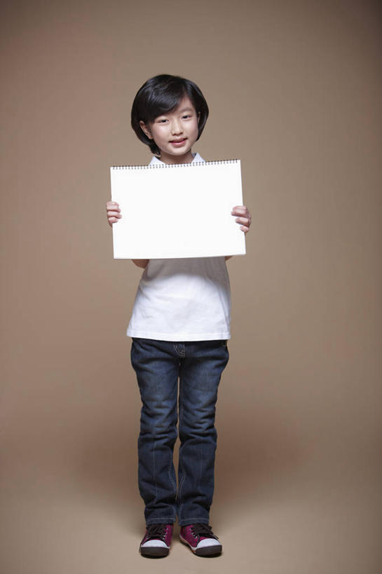 东方人,儿童,一个人,站,竖图,室内,白天,正面,纯洁,亚洲,仅一个女性,仅一个人,握,阴影,服装,裤子,反射,影子,拿,拿着,注视,牛仔裤,休闲装,黄种人,素描本,小孩,衣服,本子,观察,看,站着,仅一个小孩,休闲,休闲服,可爱,童年,童趣,握着,摄影,服饰,影棚,观看,察看,关注,童真,烂漫,无邪,天真,女孩,女人,女性,亚洲人,孩子,站立,彩图,全身,影棚拍摄,拍摄,速写本,画画本,绘图本,手绘本,涂鸦本,女生